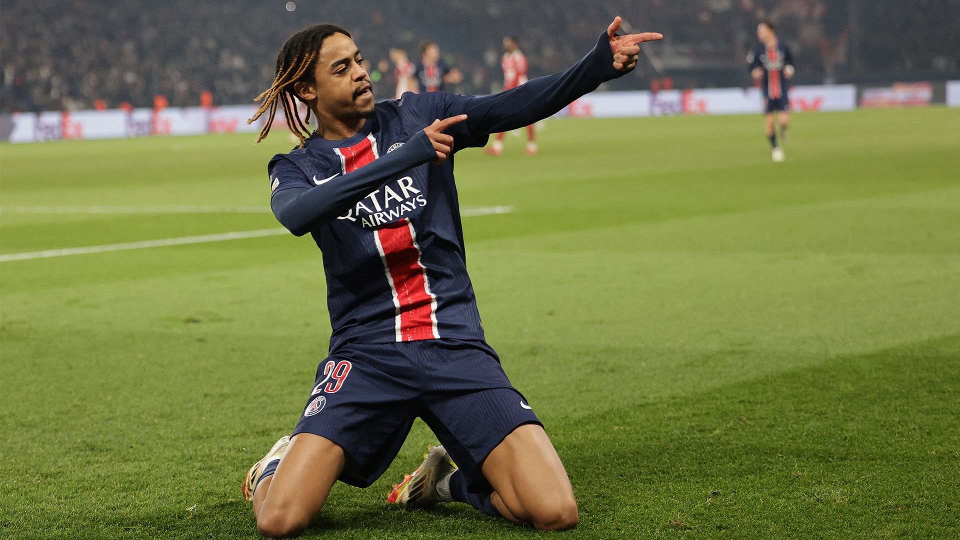 洛里昂球迷怒砸400公斤臭鱼，抗议主帅高压统治！