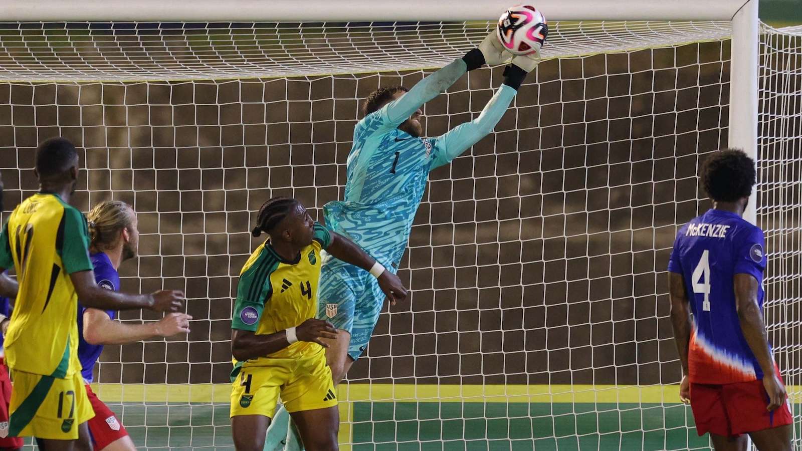 曼晚：近82%的曼联球迷支持出售安东尼